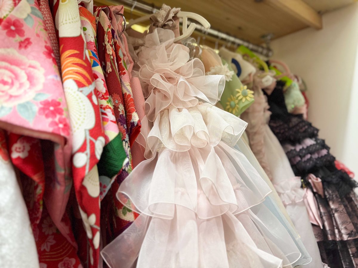 振袖とドレスが並ぶ衣装ラック